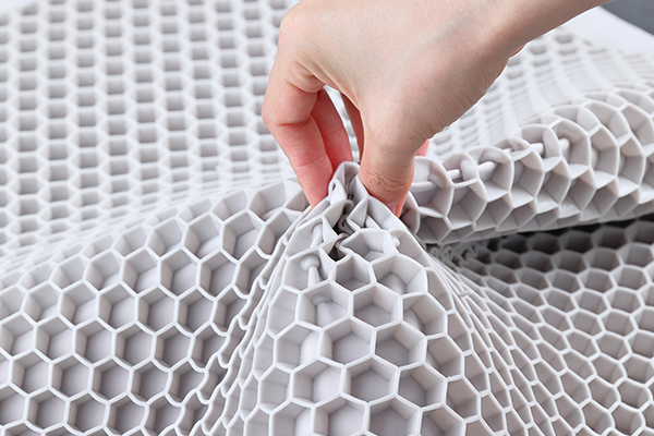 頭部分の表生地裏にTPEをボンディング。
