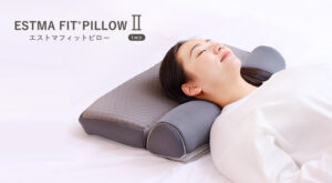 会社HPの掲載用に、雑誌掲載の特別感と商品の実用性をバランスよくまとめたテキスト案を作成しました。 1. 代替テキスト (ALT) ※画像が表示されない場合や読み上げ機能で使われる、内容を正確に伝えるテキストです。 人気雑誌『anan』2477号（2025年12月26日発売）の「2026年の次なるトレンド大予測NEXT!」特集に掲載された、快眠枕「ESTMA FIT PILLOW（エストマ フィット ピロー）」の紹介画像。誌面では「健康で美しい睡眠へ導く安眠パートナー」として紹介されています。併せて、グレーの「ESTMA FIT PILLOW II」を使用し、首元がしっかり支えられリラックスして眠る女性のイメージ画像が配置されています。